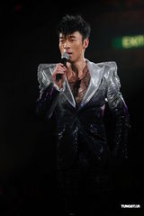 高清组图：许志安香港性感开唱 郑秀文现身不许求婚