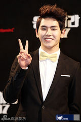 组图：韩新老偶像歌手齐聚《回应吧1997》发布会