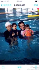 组图：陈浩民爱妻带一双儿女游泳 被赞怪力妈妈