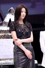 幻灯图：全智贤秀发飘飘现身上海 蕾丝黑袜打性感牌 