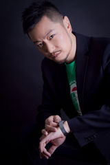 组图：张洪睿魅影写真 清新不失刚毅