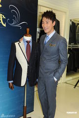 组图：林峰不拍内衣广告天价不动摇 不满家人被偷拍