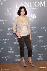 幻灯图：众女星出席时尚活动 关之琳袁咏仪竞艳