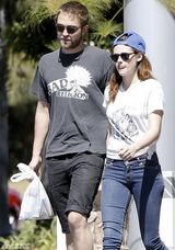 组图：暮光情侣恋情升温 帕丁森与爱犬搞笑对视