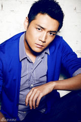 组图：霍政谚时尚写真轮廓分明 英俊外表展型男魅力