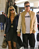 组图：希尔顿与男友形影不离 深V裙胸口无料