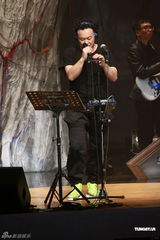 高清组图：陈奕迅香港开唱 靠唱功长裤T恤也疯狂