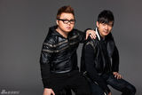 组图：声音乐团写真曝光 黑色潮装变酷大叔