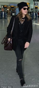 组图：艾玛着镂空装现身机场 男友马修紧随其后