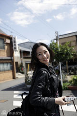 幻灯：赵子惠日本优雅写真 迷人姿态一改军旅形象