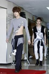 组图：韩国组合SHINee个唱记者会