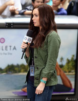 组图：《忍者神龟》热拍 梅根化身娇俏女记者