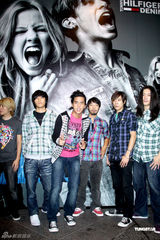 组图：柯有纶为服装助阵演出 透露新专辑12月发行