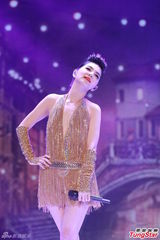 组图：Selina延迟造人 Ella挤胸性感舞老公最爱