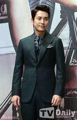 组图：《单身女》发布 李秉宪美娇妻演失婚女