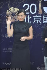 组图：余男黑裙配红唇 素雅干练走蓝毯