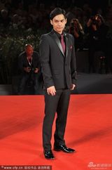 组图：《杀无赦》首映 渡边谦携妻亮相