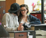 组图：斯图尔特中性装出街 头发蓬松显疲惫