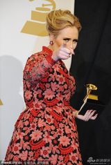 组图：阿黛尔获最佳流行歌手 拥抱劲敌蕾哈娜