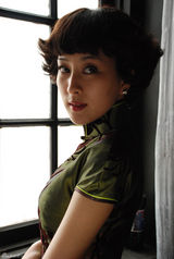 高清图：马苏玲珑身段展旗袍风韵  多剧热播掀热潮 