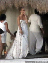 组图：马特达蒙岛国补办婚宴 新娘抹胸婚纱亮相