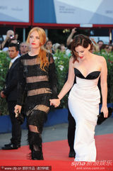 组图：约瑟芬透视装近全裸 和爆乳女星热辣深吻