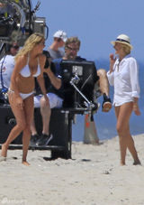 阿普顿比基尼豪放抖奶 迪亚兹衬衫蔽体羞比美