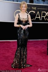 组图：妮可-基德曼华丽亮片裙牵手老公秀甜蜜