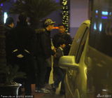 组图：天天遭众人护驾显大牌 遇多名粉丝求合影