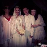 组图：郑希怡泰国结婚激吻老公 闺蜜亲密吻面