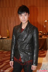 组图：英皇电影春茗星光璀璨 古巨基暂无意结婚