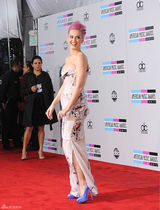 高清：凯蒂-派瑞中国风“绿色经济”亮相AMA红毯