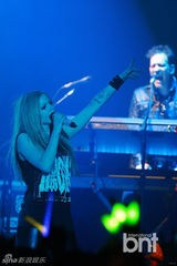 组图：艾薇儿韩国开唱  Kitty猫服装变摇滚甜心