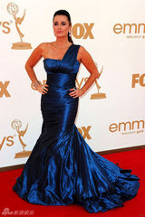 组图：第63届艾美奖红毯 凯尔-理查兹蓝色鱼尾裙