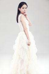 组图：李倩披婚纱拍写真 笑颜如花宛若天使