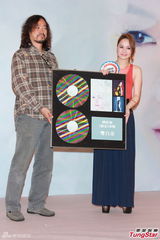 组图：阿娇(钟欣桐)《桐花》专辑祝捷会上欣喜落泪