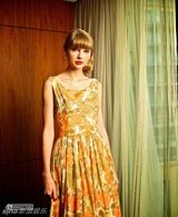 组图：泰勒亮色花裙写真 复古卷发俏皮靓丽