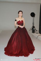 组图：周丽淇红裙高贵代言 称寻真爱不排除闪婚