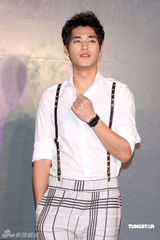 幻灯图：蓝正龙称只想专心演戏 与王怡仁很少联络 