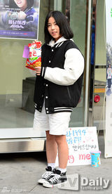 组图：韩剧《1994》女星如约赴街头送爱的抱抱