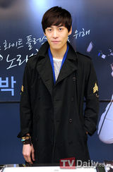 组图：韩星John Park亲和迷人出席签名会