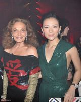 组图：章子怡性感现身派对 与邓文迪搂肩合影