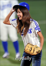 组图：韩星朴寒星为棒球赛开球 俏皮可爱笑容灿烂