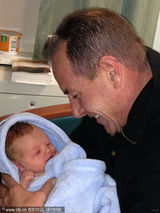 组图：林赛-罗韩同父异母新生弟弟曝光