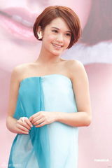 组图：杨丞琳新专辑火爆庆功 师弟站台送镶钻口琴