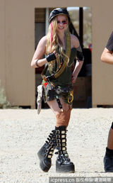 组图：艾薇儿顶烈日拍新歌MV 背子弹变帅气女兵