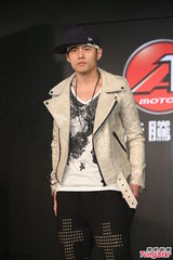 组图：周杰伦亮相代言 一身劲装帅气抢镜