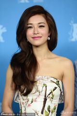 组图：文咏珊山水图案抹胸连身裙亮相柏林