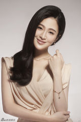 组图：林依婷粉裙写真显可爱气质