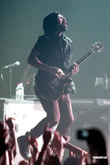 组图：摇滚乐队30 Seconds To Mars开唱震撼歌迷